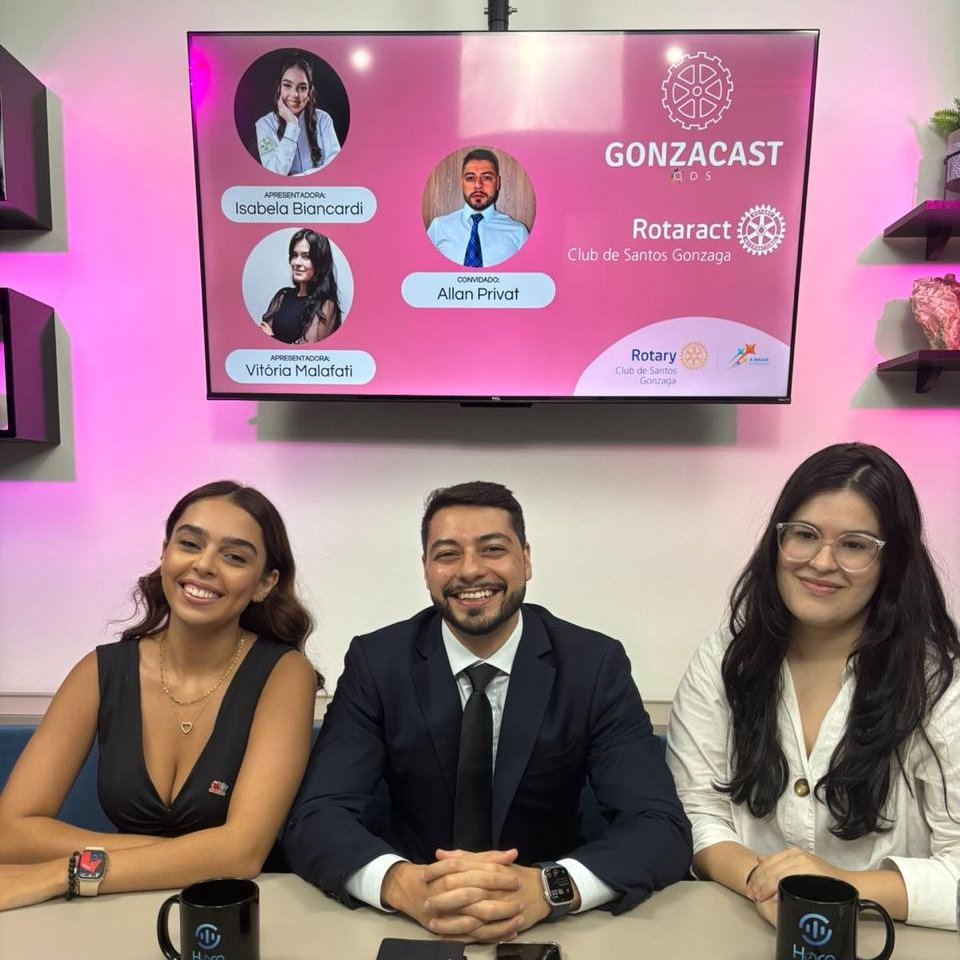 Allan Werson Privat com as apresentadoras Isabela Biancardi e Vitória Malafati no estúdio do GonzaCast, com a tela de abertura do episódio ao fundo.